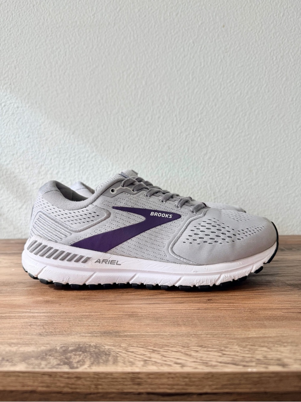 Brooks Ariel 20 Women's Running Shoes in Oyster/Alloy/Grape (Size: 9.5-D)